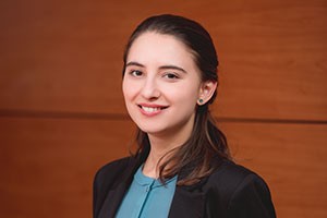 Выпускница экономического факультета Назлы Сафарли